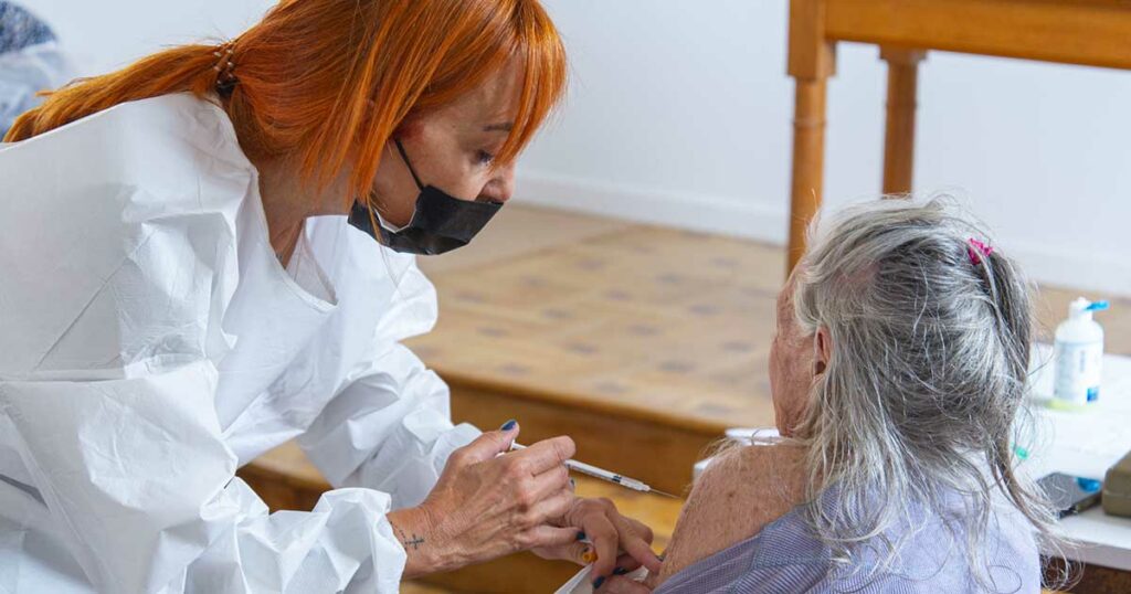 Info Covid Juin 2022 - Photo d'une femme âgée se faisant vacciner contre la Covid par une infirmière à la maison de retraite La Constance à Marseille. Photo © Aurélien Meimaris