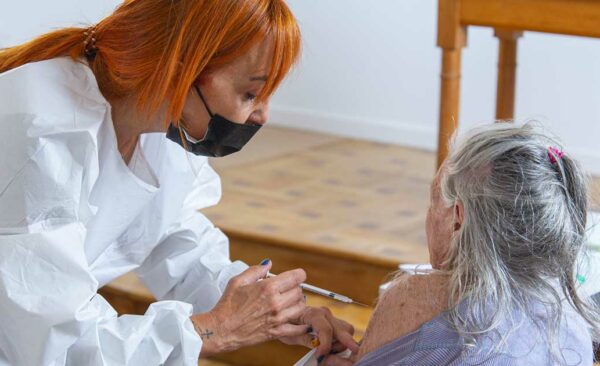 11Info Covid Juin 2022 - Photo d'une femme âgée se faisant vacciner contre la Covid par une infirmière à la maison de retraite La Constance à Marseille. Photo © Aurélien Meimaris