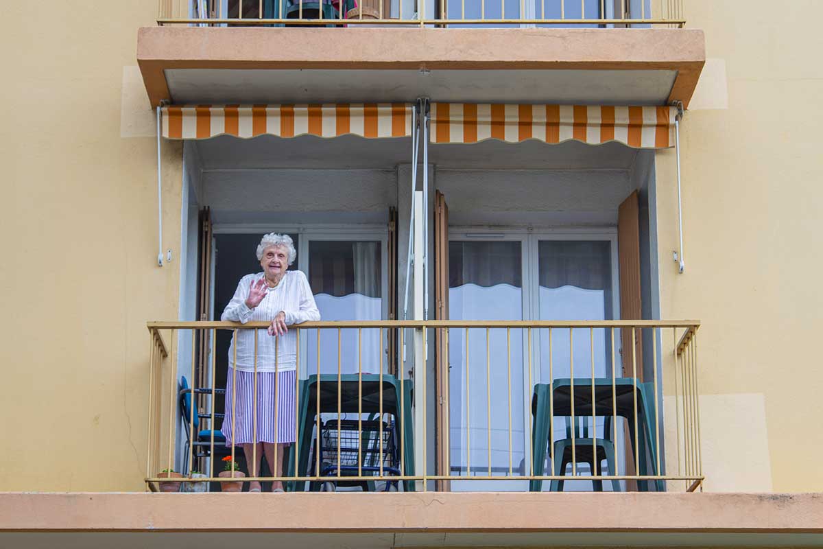 11Photo d'une personne âgée sur son balcon de la résidence seniors Marseille La Constance Photo © Aurélien Meimaris