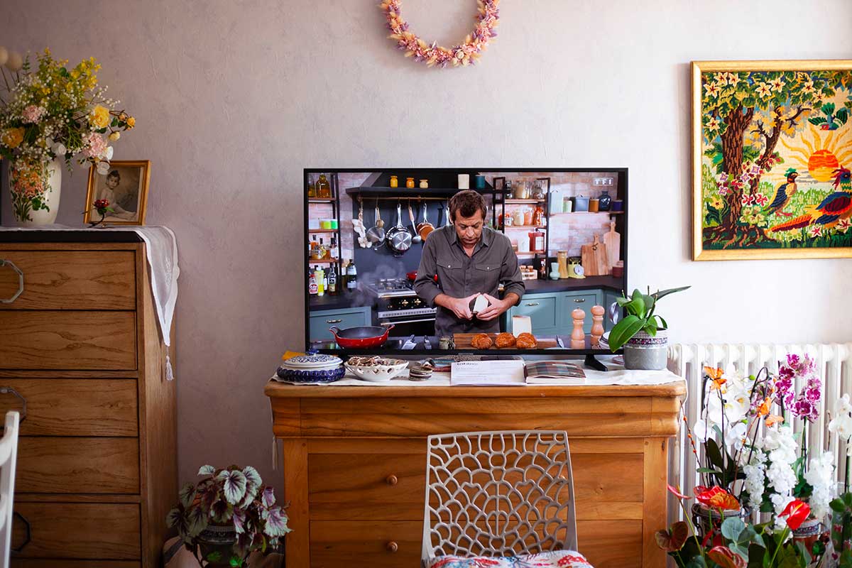 11Photo d'une télé allumé avec émission de cuisine dans une chambre de la maison de retraite à Marseille La Constance