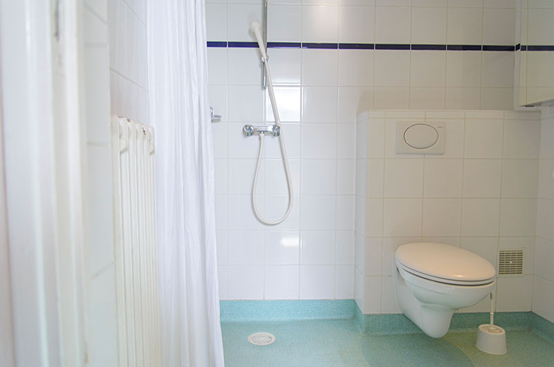 11Salle de douche d'une chambre de la résidence seniors Marseille La Constance Photo © Aurélien Meimaris