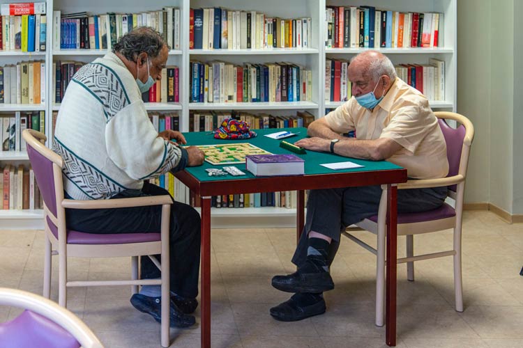 11Seniors en train de jouer au Scrabble dans la bibliothèque de La Constance Maison de retraite à Marseille - Photo © Aurélien Meimaris
