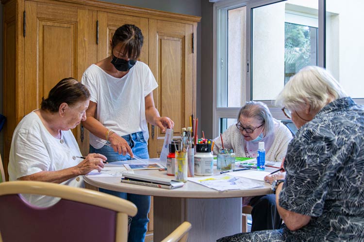 11Seniors en train de faire du dessin dans le salon de La Constance Maison de retraite à Marseille - Photo © Aurélien Meimaris