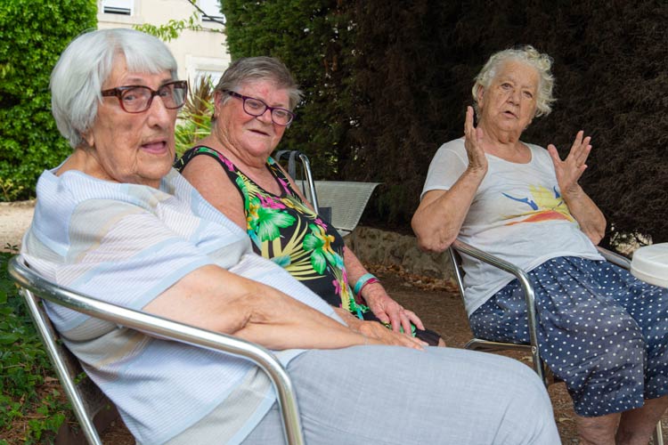 113 femmes seniors souriantes dans le jardin de la maison de retraite La Constance - Photo © Aurélien Meimaris