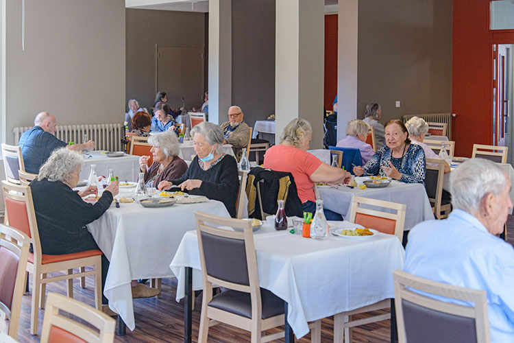 11Seniors en train de manger dans la salle de restaurant de La Constance Maison de retraite à Marseille - Photo © Aurélien Meimaris