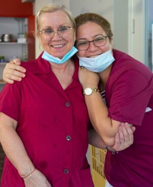 112 femmes salariées de la maison de retraite à Marseille La Constance posant en souriant