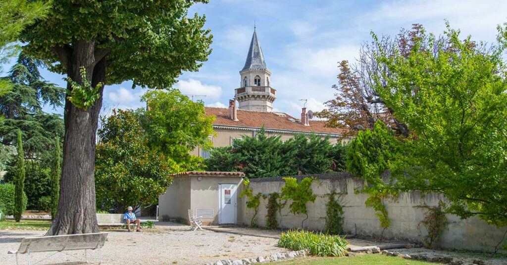 Photo du jardin avec vue sur le haut de La Chapelle de la Maison de retraite non médicalisée à Marseille la Constance- Photo © Aurélien Meimaris