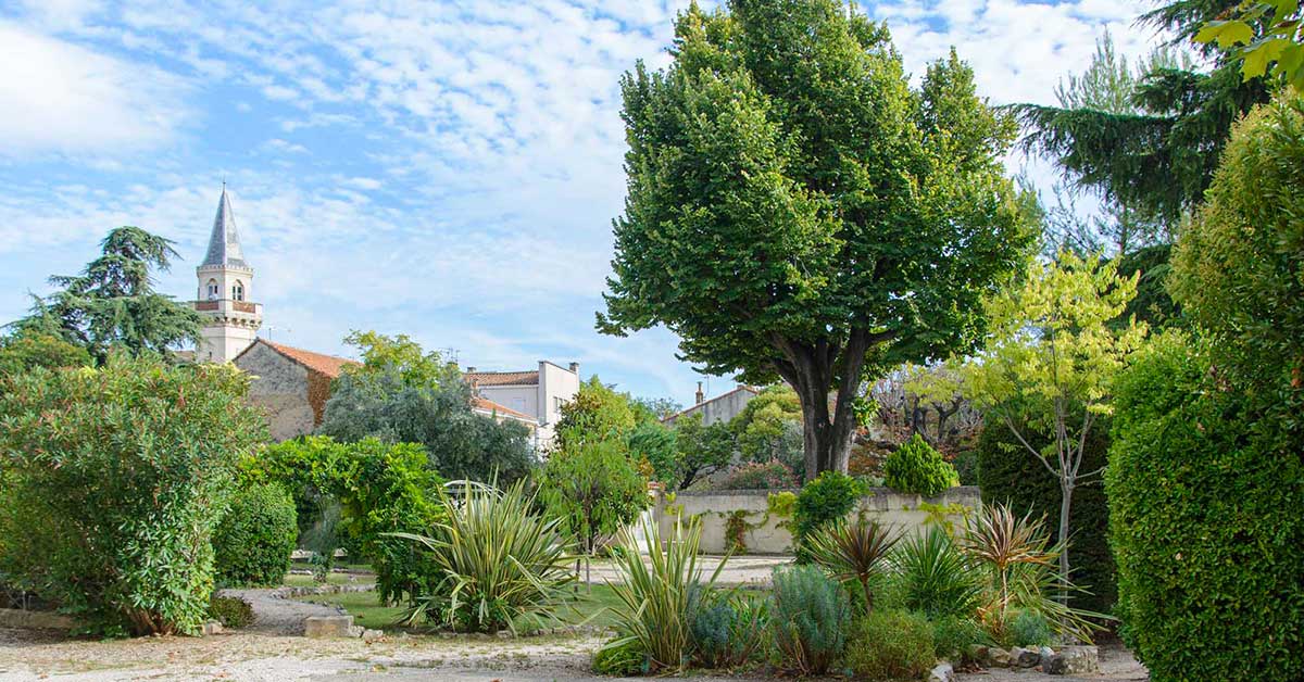 11Photo du jardin avec vue sur le haut de La Chapelle de la maison de retraite à Marseille la Constance- Photo © Aurélien Meimaris