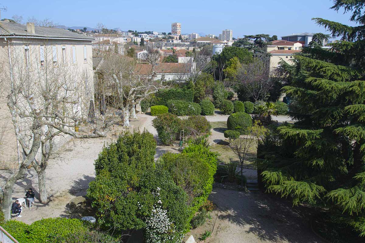 11Photo du jardin avec vue sur le haut de La Chapelle de la maison de retraite à Marseille la Constance- Photo © Aurélien Meimaris