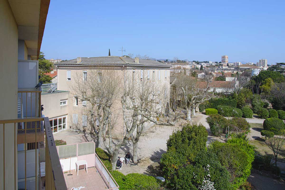 11Photo du pavillon Marcel et du jardin arboré prise d'un balcon de la Maison de retraite Marseille La Constance - Photo © Aurélien Meimaris