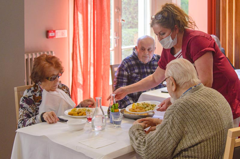 11Couple de personnes âgées à table au restaurant de la maison de retraite à Marseille La Constance