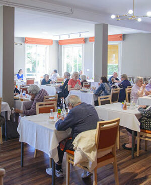 11Salle du restaurant pleine de résidents de la maison de retraite à Marseille La Constance