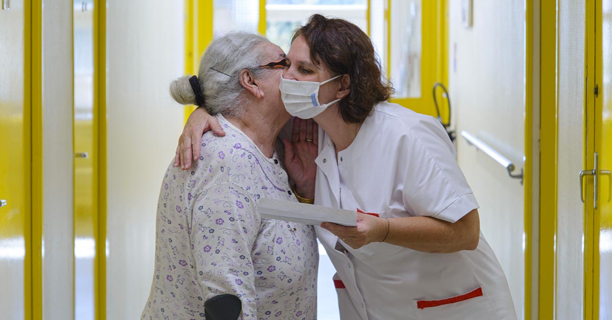 11Photo d'une résidente embrassant une infirmière résidence services seniors La Constance Photo © Aurélien Meimaris