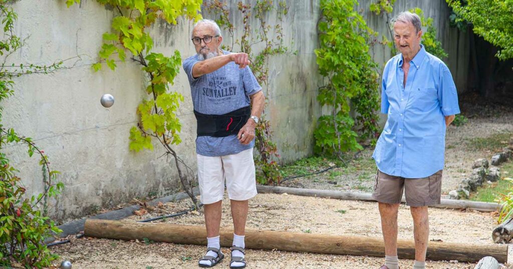 Le printemps en maison de retraite : 2 retraités jouant à la pétanque à la Maison de retraite à Marseille La Constance Photo © Aurélien Meimaris