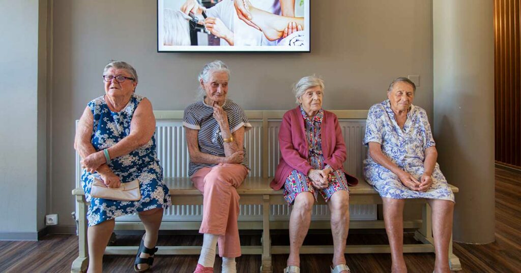 4 femmes âgées assises et souriant à La Constance Maison de retraite à Marseille 12e Photo © Aurélien Meimaris