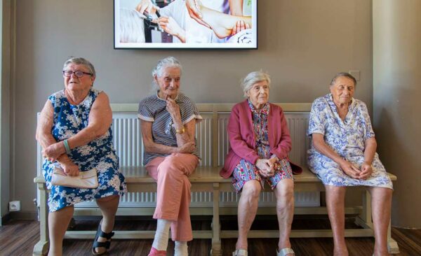 114 femmes âgées assises et souriant à La Constance Maison de retraite à Marseille 12e Photo © Aurélien Meimaris