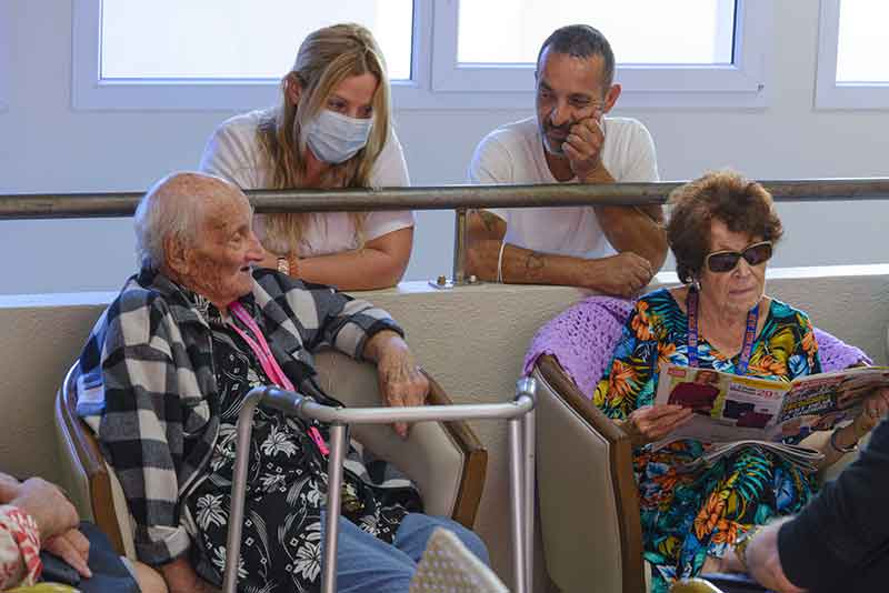 112 aide-soignants discutent avec 2 résidents de la Maison de retraite à Marseille La Constance Photo © Aurélien Meimaris