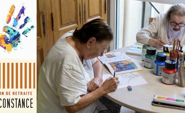 11Art-Thérapie pour personnes âgées à la Constance Résidence Seniors Marseille. Photo de 2 dames dessinant à une table + Logo + Empreinte de main en peinture
