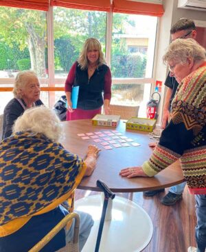 11La Constance - Personnes âgées autour d'une table avec une animatrice