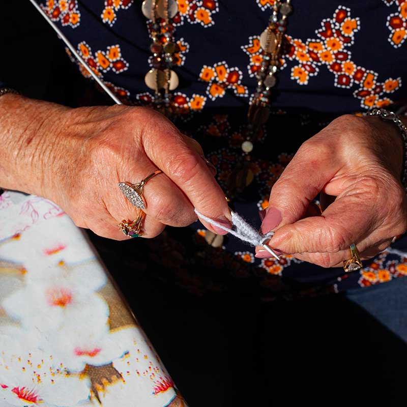 11La Constance - photo de mains d'une femme âgée faisant du trico