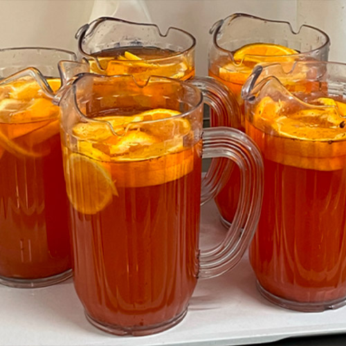 Photo de pichet d'un cocktail de jus de passion, de jus d'orange, de citrons et de cannelle, à La Constance, Maison de retraite dans le 12e à Marseille