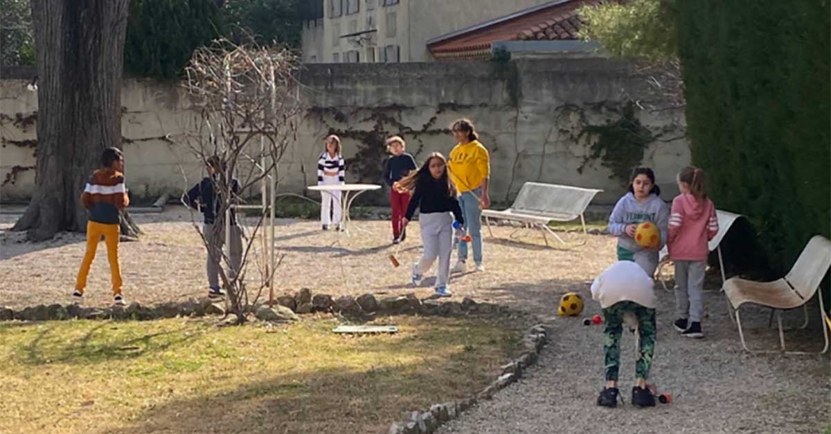 11Photo d'enfants jouant au ballon avec des seniors dans le jardin de La Constance