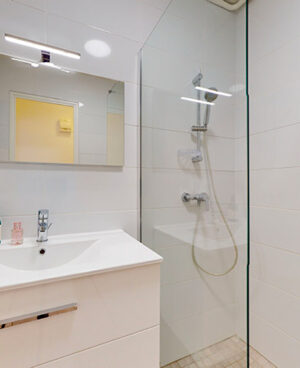 11Photo de la salle de douche d'une chambre de la résidence seniors La Constance