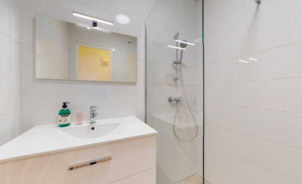 11Photo d'une douche de la maison de retraite à Marseille La Constance. Illustration pour l'article sur le nettoyage en maison de retraite