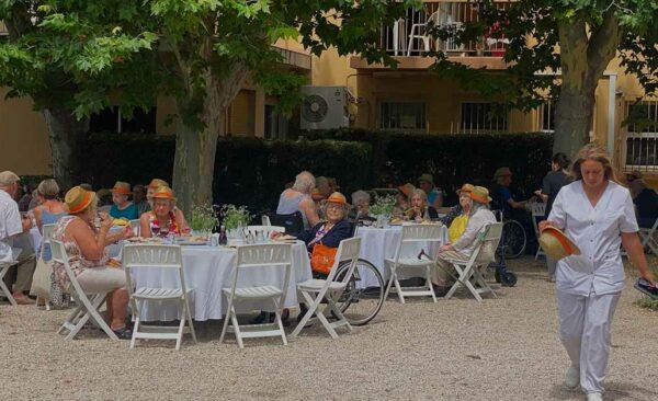 11Animation en résidence seniors : Photo de résidents de La Constance à table lors de la fête de l'été le 21 juin 2023