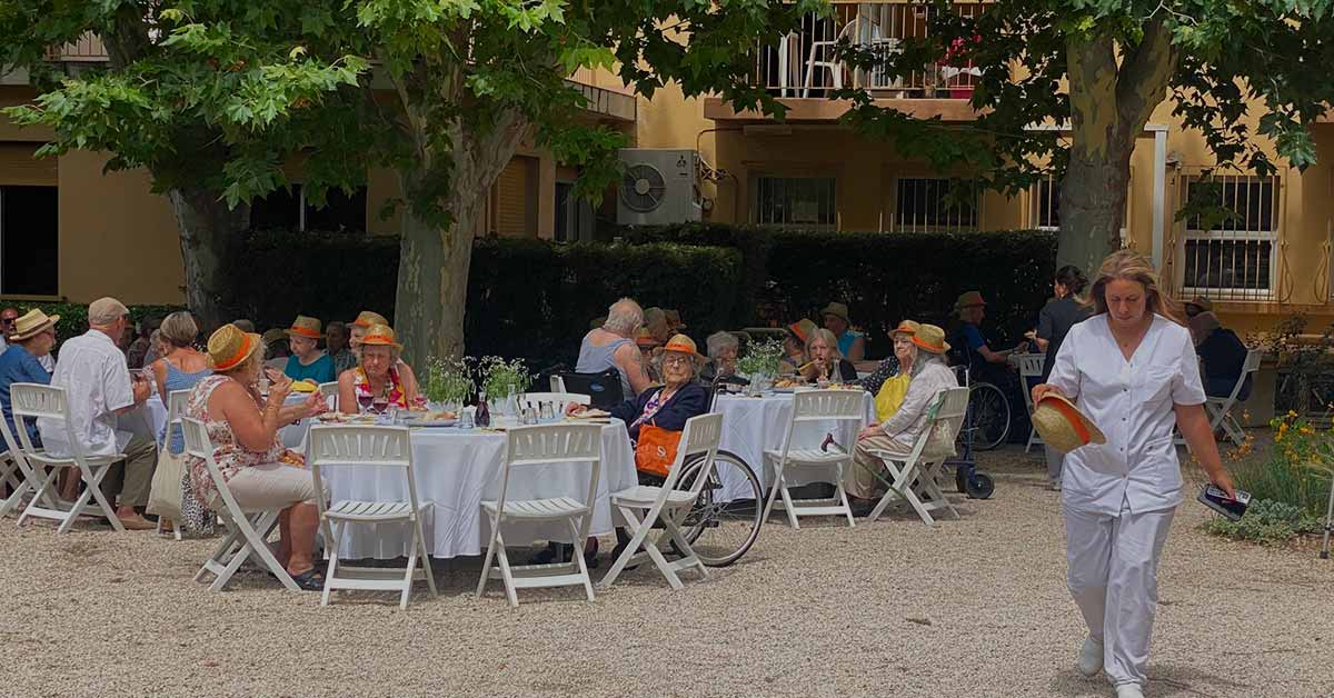11Animation en résidence seniors : Photo de résidents de La Constance à table lors de la fête de l'été le 21 juin 2023