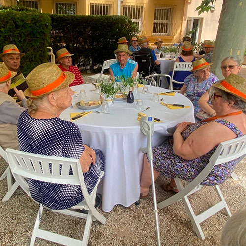 Animation en résidence seniors : Photo de résidents de La Constance à table lors de la fête de l'été le 21 juin 2023