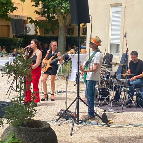 Animation en résidence seniors : Photo de musiciens à La Constance lors de la fête de l'été le 21 juin 2023