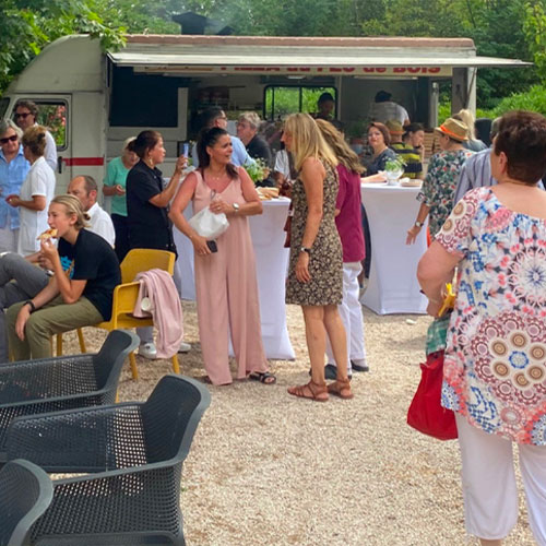 Animation en résidence seniors : Photo de d'invités devant un camion pizza à La Constance pour la fête de l'été le 21 juin 2023