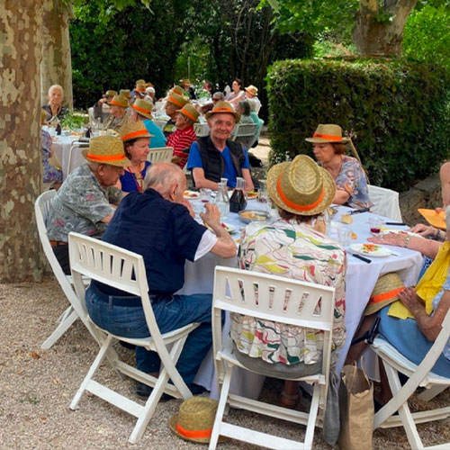 Animation en résidence seniors : Photo de résidents de La Constance à table lors de la fête de l'été le 21 juin 2023