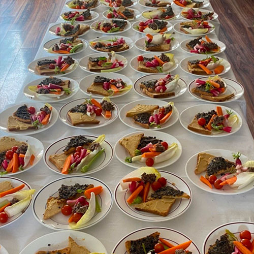 Photo de plats servis lors de la fête de l'été à La Constance, résidence seniors à Marseille 12e