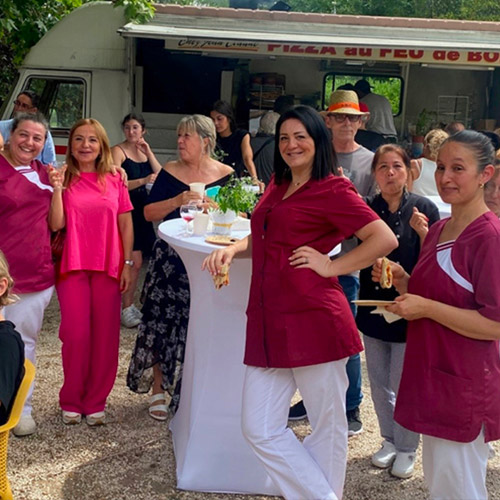 Animation en résidence seniors : Photo de d'invités devant un camion pizza à La Constance pour la fête de l'été le 21 juin 2023