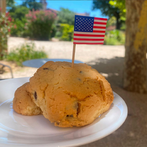 Photo d'un cookie avec un drapeau américain, servi à la maison de retraite à Marseille La Constance lors de la fête nationale américaine