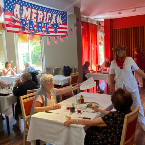 Photo du restaurant avec des résidents seniors de la maison de retraite à Marseille La Constance  lors de la fête nationale américaine