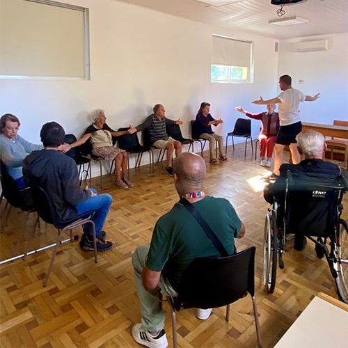 Photo d'un groupe de résidents seniors pendant une séance de gym douce à La Constance, résidence seniors Marseille 12e