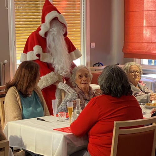 La Constance - Résidence seniors à Marseille - Photo de résidents dans la salle à manger de la résidence avec le Père Noël