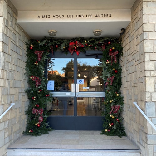 La Constance - Résidence seniors à Marseille - Photo de l'entrée de La Constance décorée pour la fête de Noël 2023