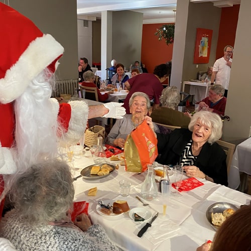La Constance - Résidence seniors à Marseille - Photo de résidents dans la salle à manger de la résidence avec le Père Noël