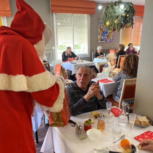 La Constance - Résidence seniors à Marseille - Photo de résidents dans la salle à manger de la résidence avec le Père Noël