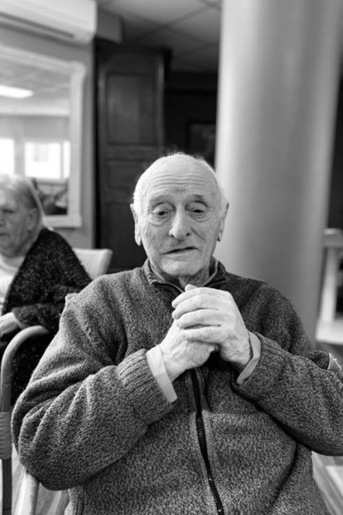 Portrait d'un résident de La Constance, résidence seniors à Marseille. Réalisé lors d'une Séance photo de résidents seniors