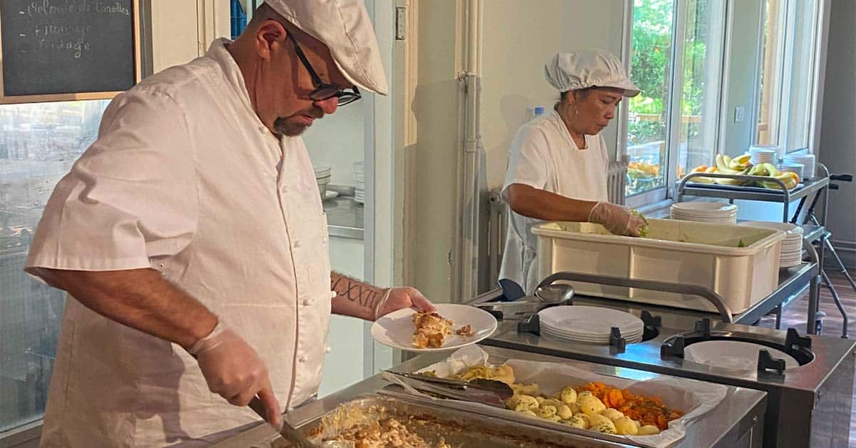 11Photo de Pascal chef servant une assiette au restaurant de Maison de Retraite à Marseille La Constance