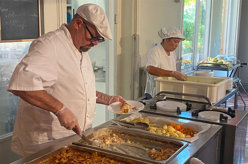 Photo de Pascal chef servant une assiette au restaurant de Maison de Retraite à Marseille La Constance