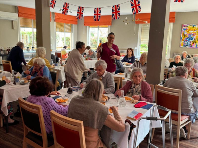 La Constance - Résidence seniors à Marseille - Photo de résidents dans la salle à manger de la résidence pour l'animation au Royaume Uni