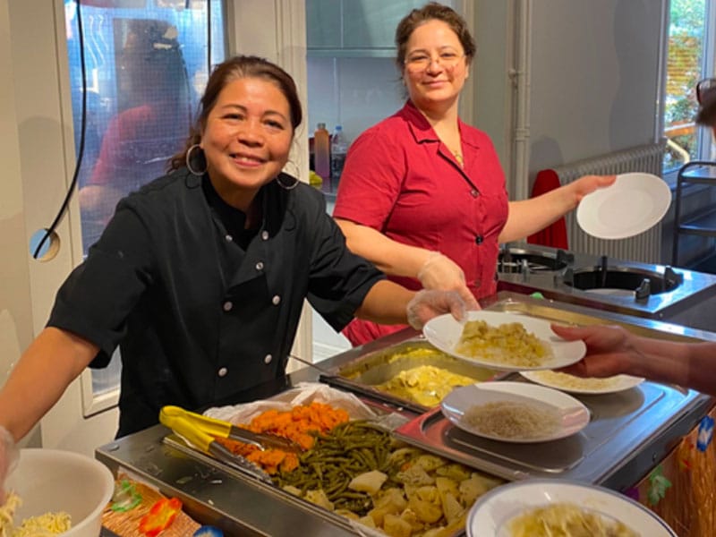 La Constance - Résidence seniors à Marseille - Photo d'équipe servant les plats dans la salle à manger de la résidence pour l'animation dans les îles 