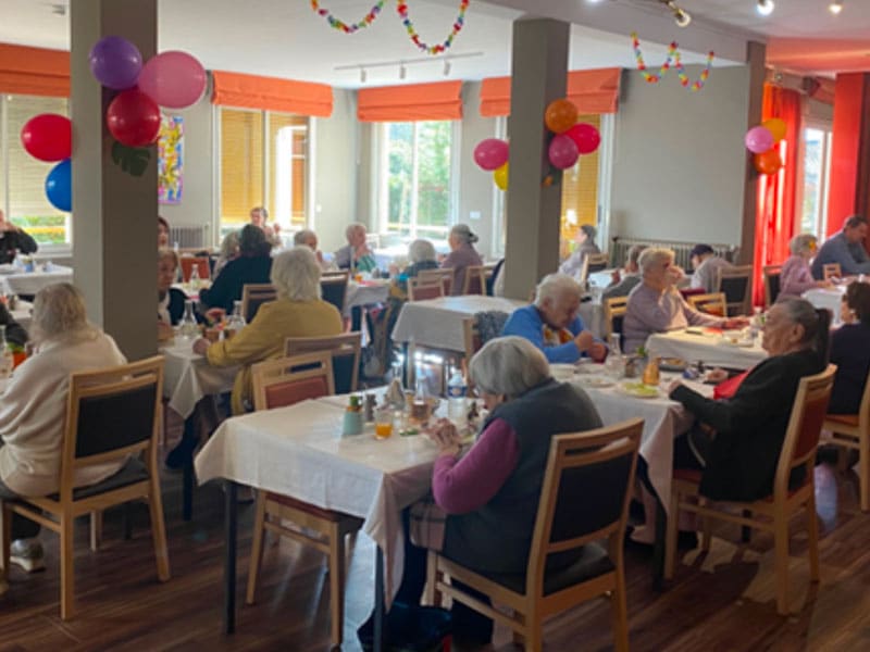 La Constance - Résidence seniors à Marseille - Photo de résidents dans la salle à manger de la résidence pour l'animation dans les îles