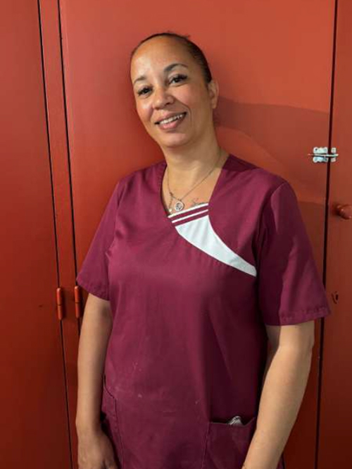 Photo de Myriam. Polyvalente, elle intervient aussi bien en cuisine qu’au ménage dans les étages selon les besoins du service de La Constance